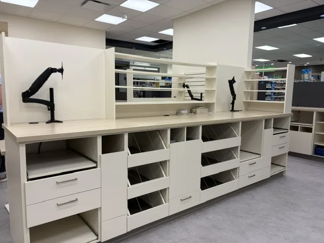 Nettoyage après construction Pharmacie Familiprix Victoriaville — comptoir pharmacie