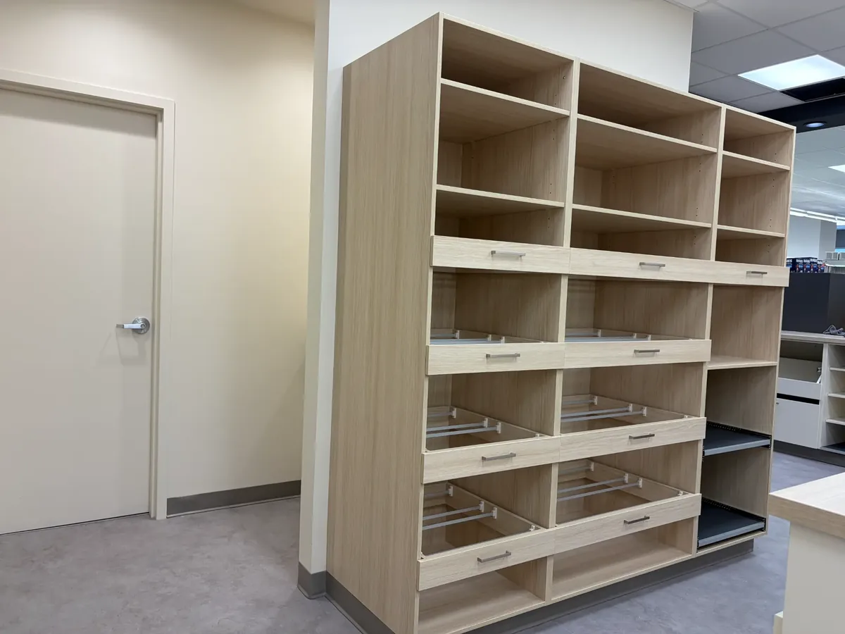 Nettoyage après construction Pharmacie Familiprix Victoriaville — étagères bois